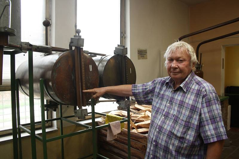 Kvůli špatnému počasí je letos úroda v sadech na Hodonínsku nižší. Ovoce navíc rychle kvasí, takže pálenice začínají sezonu dříve.