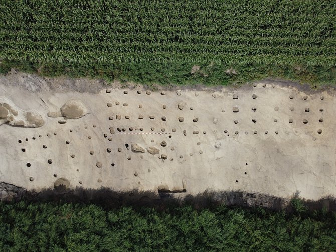 Pohled z dronu na archeologický výzkum mezi Hovorany a Karlínem.