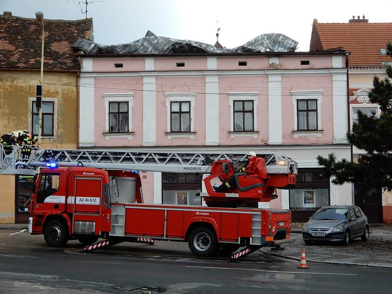 Lokální bouře doprovázená kroupami zasáhla Strážnici na Hodonínsku. Voda zatopila některé ulice i sklepy domů.