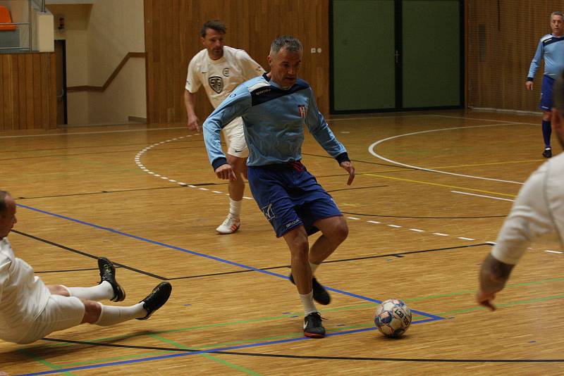 Patnáctý ročník halového turnaje ve fotbale hráčů nad padesát let ovládl Sigi Team.