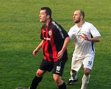 Střídající hráč Ratíškovic Tomáš Kundrata (v bílém) hlídá útočníka Ráječka Jakuba Tenoru. 