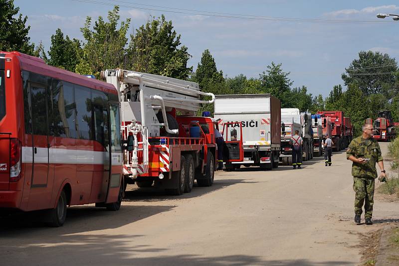 Odjezd hasičů ze Záchranného útvaru ČR z tornádem postižených obcích. Zásah jim skončil po 27 dnech. Zpět na základny konvoj techniky vyjel z Mikulčic za doprovodu policie přes D2 směr Brno, 21. července 2021