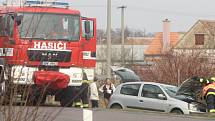 Hasiči, policisté a záchranáři vyjížděli do Čejkovic. Havaroval tam renault.