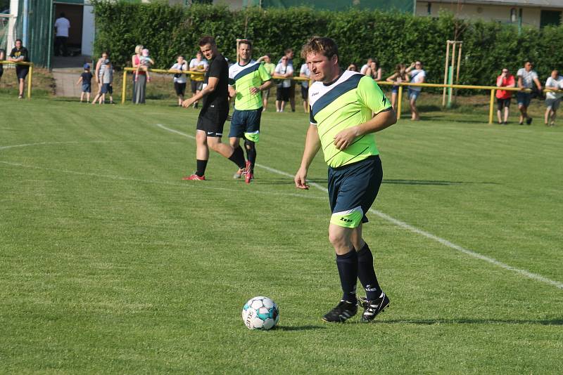 Sto let kopané v Čejči oslavili tamní fotbalisté (v zelených dresech) exhibičním utkáním proti Sigi teamu.