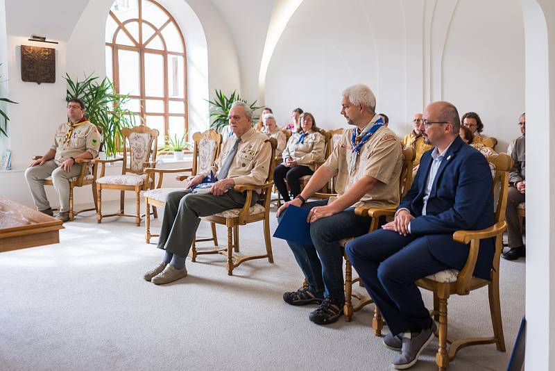 Z předání nejvyššího skautského vyznamenání Evženu Řezáčovi na kyjovské radnici.