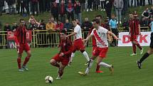 Fotbalisté Hroznové Lhoty (bíločervené dresy) v televizním zápase porazili Vnorovy 5:1. Zápas sledovalo 1500 diváků.