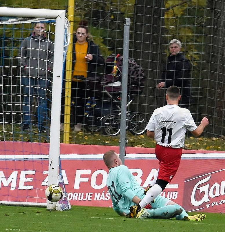 Fotbalisté Hroznové Lhoty (bíločervené dresy) v televizním duelu přehráli Vnorovy 5:1. Zápas na Zelničkách sledovalo 1500 diváků. Foto: Jaroslav Kicl