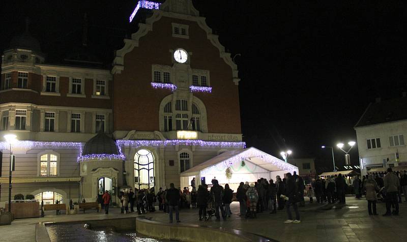 Lidé si na hodonínském Masarykově náměstí zazpívali koledy spolu se sbory Crescendo a Přípravným pěveckým sborem Základní umělecké školy Hodonín. 