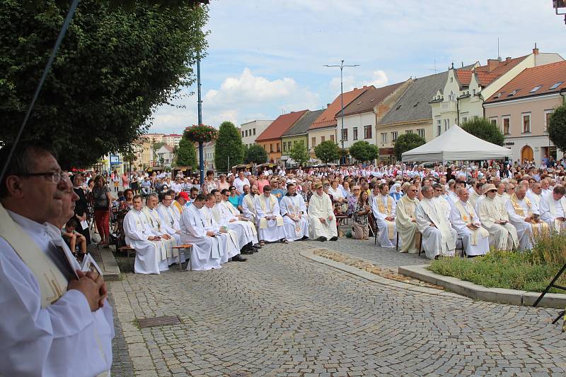 Primiční mše na náměstí v Kyjově novokněze a místního rodáka Filipa Hochmana.