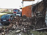Kvůli sesunutí štítové zdi vinného sklepa vyjížděli do Čejkovic na Hodonínsku hasiči i záchranáři.