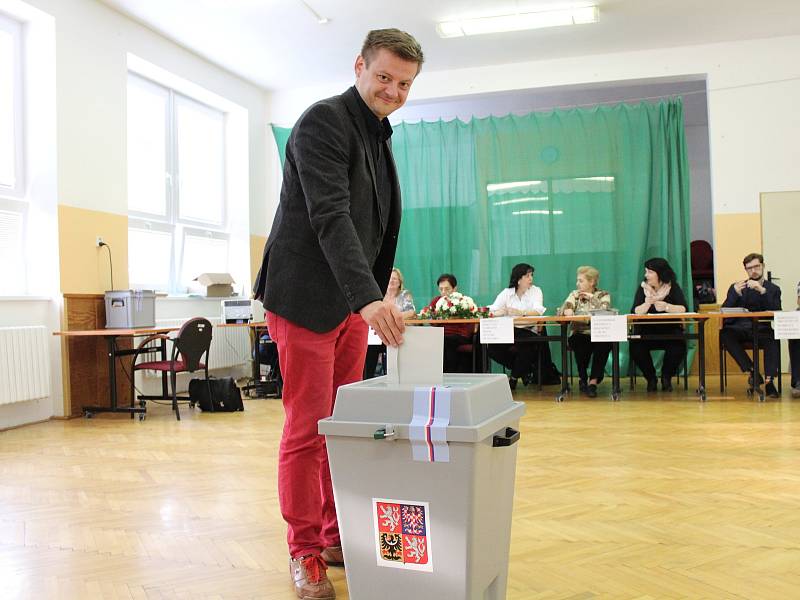 Jihomoravský lídr Pirátů Radek Holomčík hlasoval ve Strážnici na Hodonínsku.