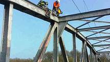 Muž vylezl na nosnou konstrukci železničního mostu u Hodonína přes řeku Moravu a dostal zásah elektřinou. Záchranáři jej letecky přepravili do nemocnice.