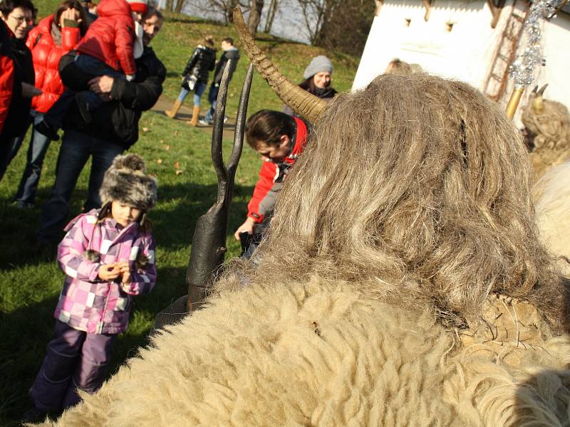 Podzimní pořad Radujme se, veselme se. Národní ústav lidové kultury návštěvníkům strážnického skanzenu představil život na moravské vesnici na přelomu devatenáctého a dvacátého století v době od adventu až po svátek Tří králů.