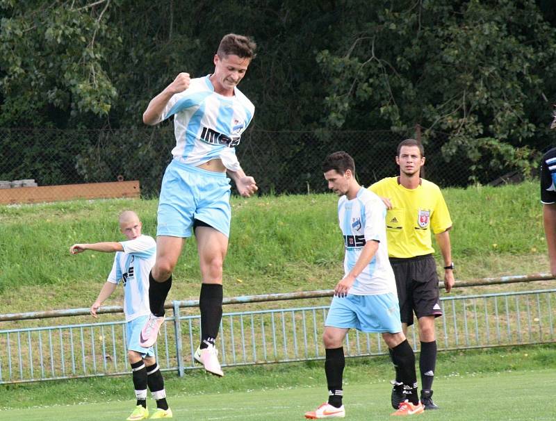 Fotbalisté FC Veselí nad Moravou (v bílých dresech) porazili v 5. kole první A třídy Kyjov 3:0. Domácí rozhodli derby třemi brankami v prvním poločase.