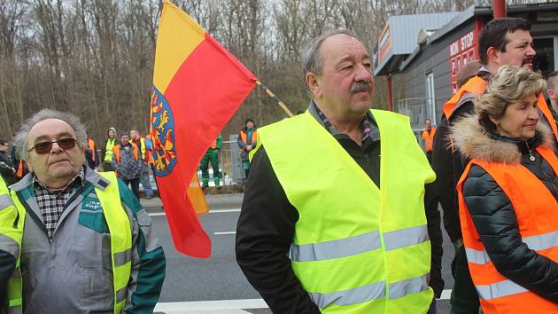 Předseda hodonínské Okresní agrární komory Petr Chaloupka (uprostřed) při čtvrtečním protestu na česko-slovenských hranicích u Hodonína.