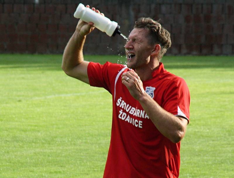 Fotbalisté Šardic (v červených dresech) přestříleli v prvním předkole krajského poháru rivala z Kyjova 5:4 a postoupili do další fáze jihomoravské soutěže.