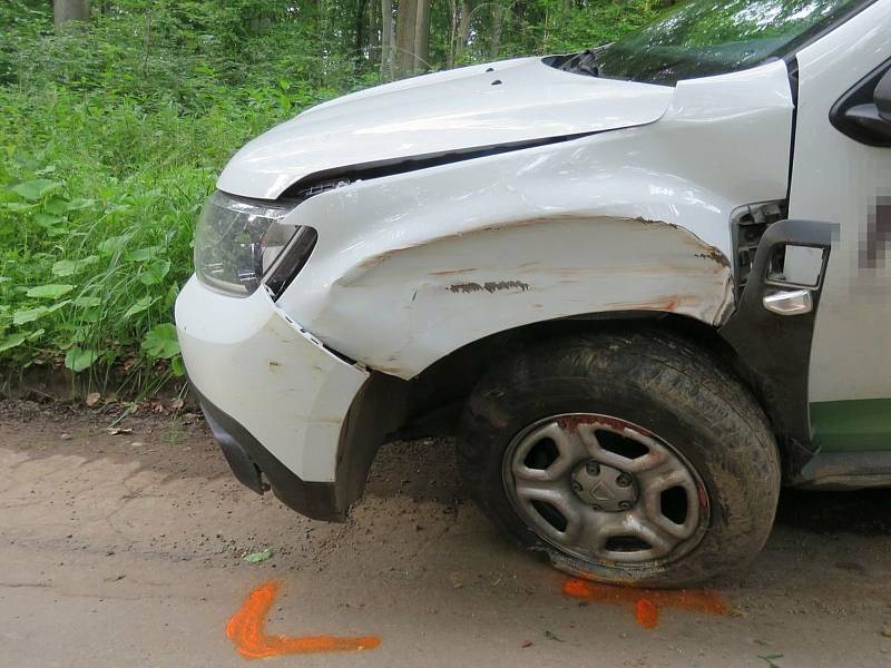 Opilý řidič boural do stromu na lesní cestě u Ždánic.