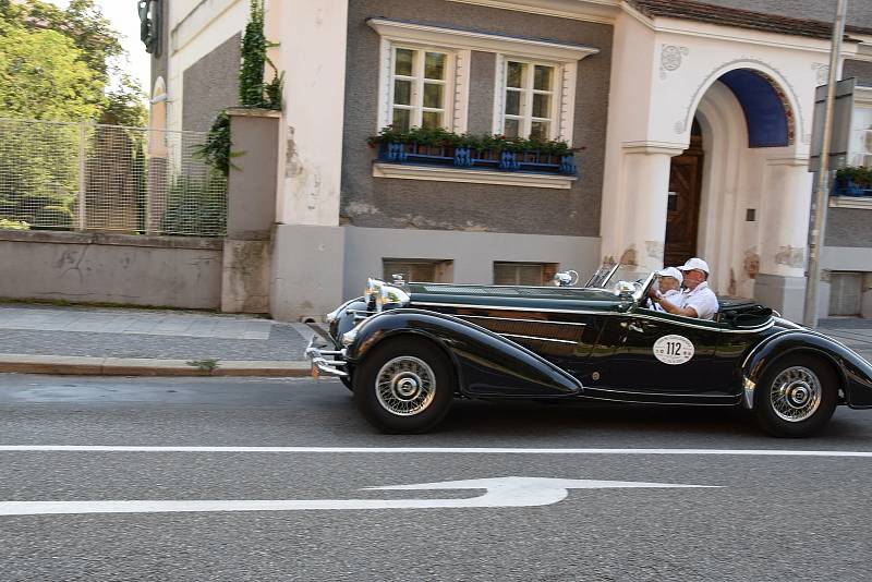 Závod 1000 mil československých odstartoval ve čtvrtek 12.8. v Praze.  Historické automobily projely i Hodonínem.