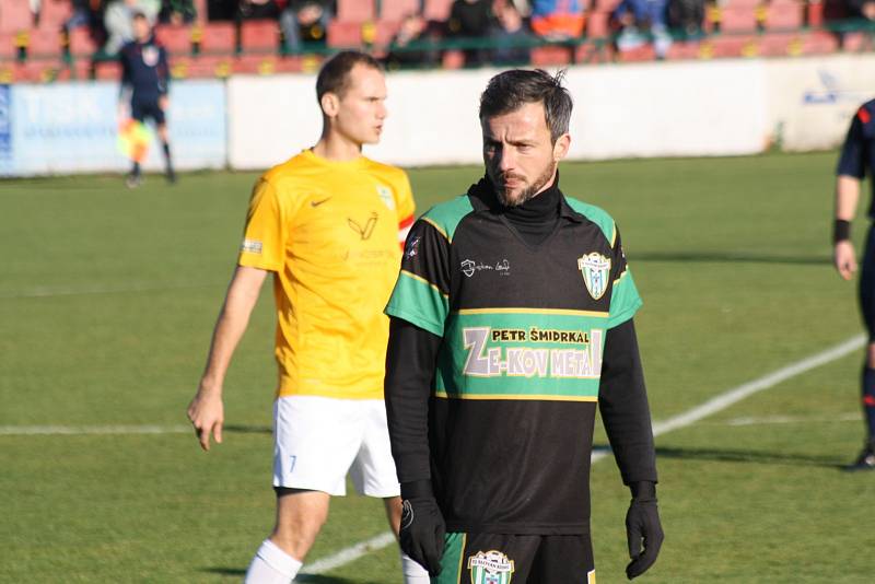 Fotbalisté Mutěnic (ve žlutém) porazili v derby vedoucí Bzenec 1:0. Jediný gól šlágru 16. kola krajského přeboru vstřelil v 15. minutě domácí záložník Lukáš Koplík. Atraktivní duel sledovalo 480 diváků.