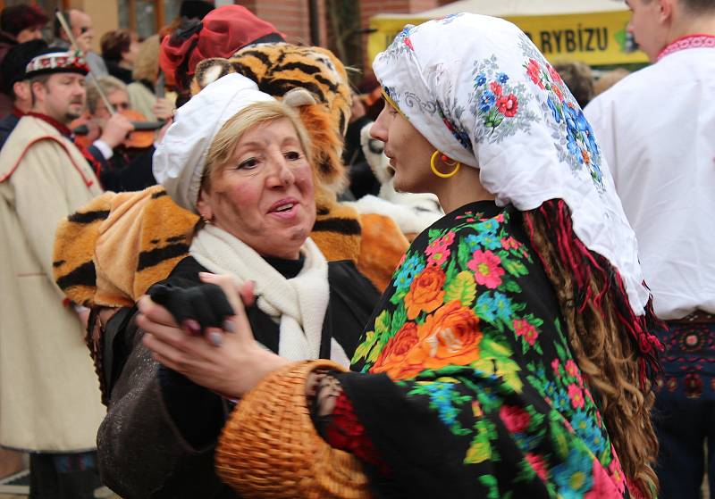 Tradiční masopustní veselí v hodonínských lázních v podání Divadelního souboru Svatopluk, Slováckého krúžku ze Svatobořic-Mistřína a cimbálové muziky z Milotic.