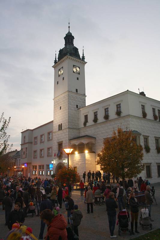Od kyjovské radnice až na náměstí Hrdinů vyrazil lampionový průvod. Obyvatelé Kyjova uctili výročí vzniku Československa.