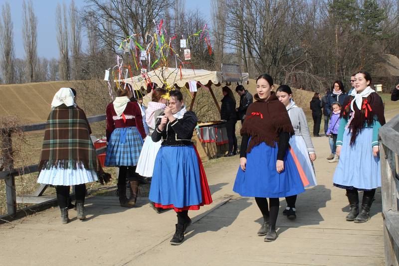 Návštěvníci skanzenu ve Strážnici pletli pomlázky a vynášeli Morenu