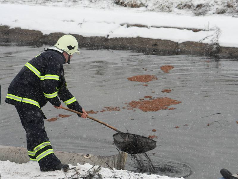 Hasiči odstraňovali ropné látky z řeky Kyjovky.