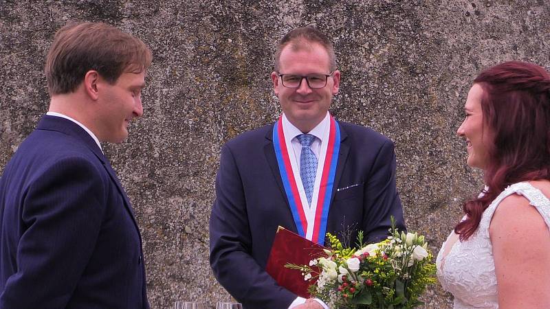 Svatba zpěvačky Terezy Nálevkové s hercem a hudebníkem Vojtěchem Havelkou v Kuželově u historického větrného mlýna.