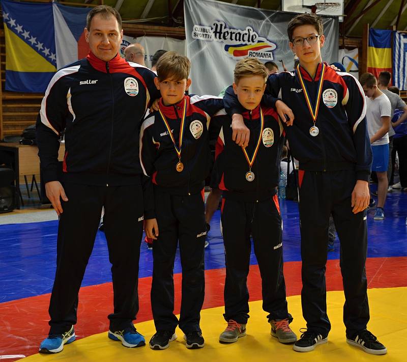 Mladí hodonínští zápasníci Martin Hvorecký, Marek Kotlařík a Jakub Šimčík získali na mezinárodním turnaji v rumunském Temešváru cennou medaili.