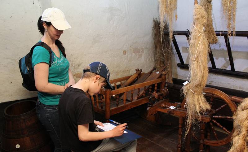 Děti v areálu Větrného mlýna v Kuželově poznaly zemědělské práce, které je třeba na poli a v hospodářství během roku zvládnout.