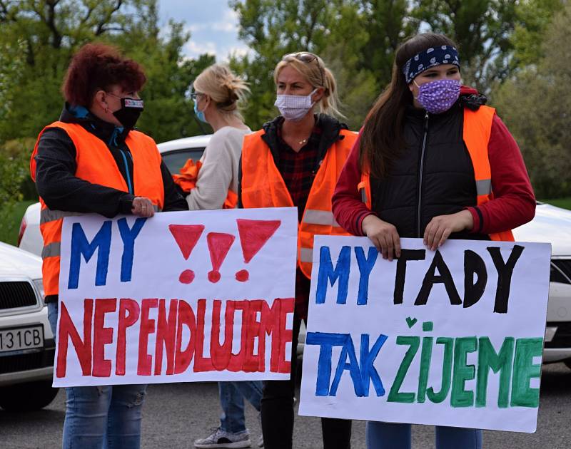 Na dvě stě padesát Čechů a Slováků se sešlo na hranici Sudoměřice - Skalica. Protestovali za znovuotevření hranic a podepisovali také petici.