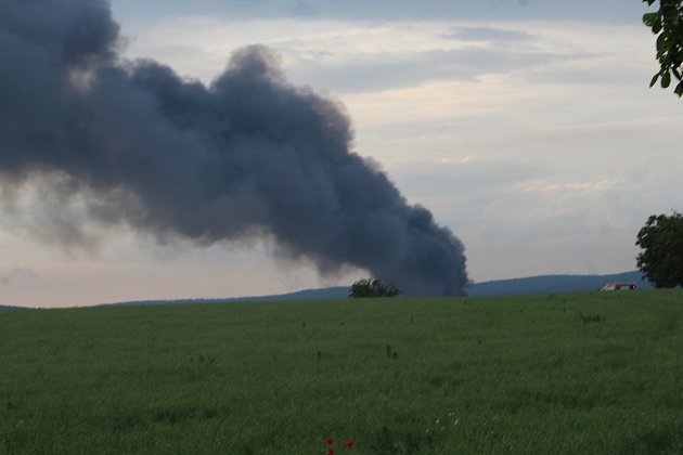 Kouř z požáru ve Ždánicích je vidět i od Strážovského kopce.