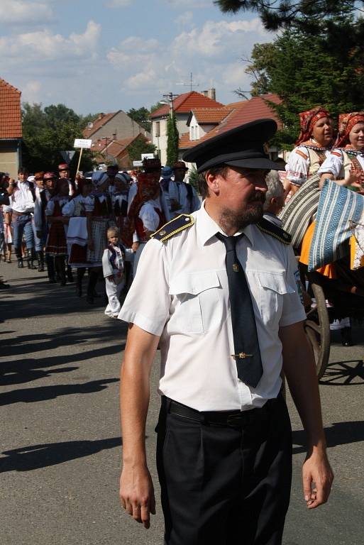 Krojovaný průvod na Horňáckých slavnostech ve Velké nad Veličkou.