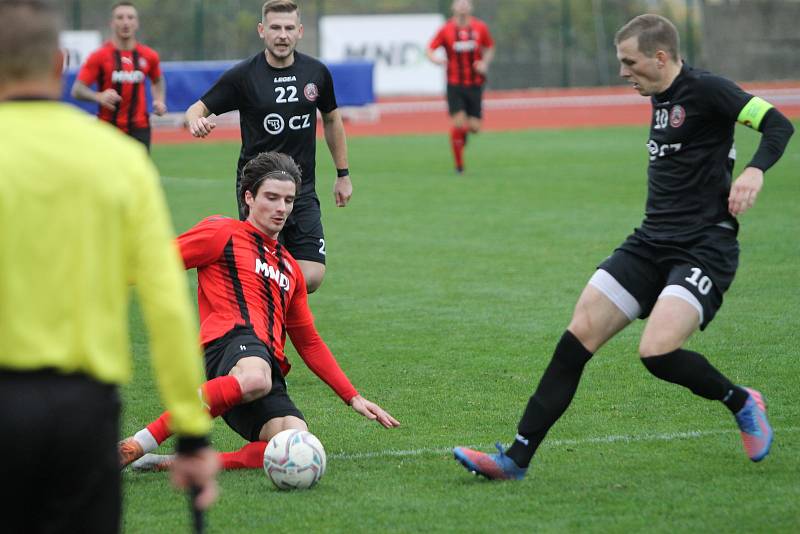 Hodonínští fotbalisté (v červeném) porazili Uherský Brod 3:0.