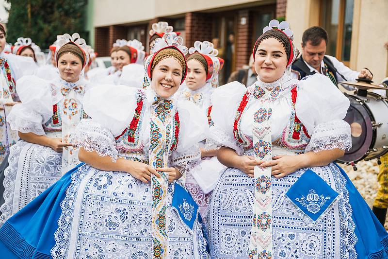 Při hodech v Dolních Bojanovicích měli chlapci i děvčata z místní chasy na starosti zábavu.