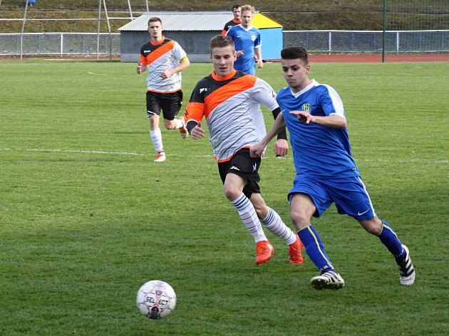 Fotbalisté Kyjova (v bílých dresech) remizovali v derby s Ratíškovicemi 1:1. Domácí hráli proti Baníku od 57. minuty bez vyloučeného Jakuba Rubíka.