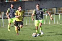 Fotbalisté Krumvíře (ve žlutém) remizovali 1:1 v Mutěnicích.