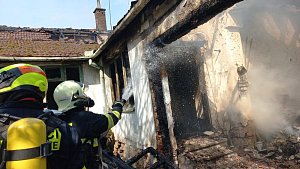 Hasiči v sobotu odpoledne likvidovali požár domu v Uhřicích.