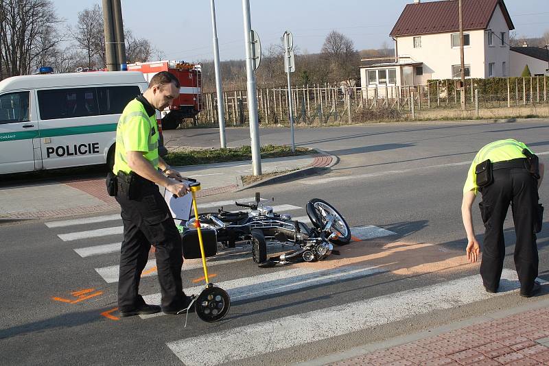 Po strážce nového mopeda s osobním autem v lužické ulici Velkomoravská.