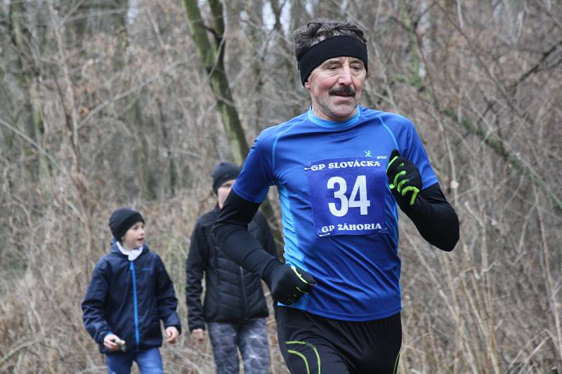 Čeští reprezentanti FIlip Sasínek s Kristiinou Mäki si podmanili sobotní Hodonínský kros. Oba závodníci v okolí stadionu U Červených domků překonali traťové rekordy.