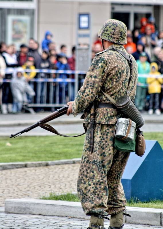 Na sto nadšenců pro historii a vojenství sehrálo bitvu o kyjovské náměstí a radnici. Diváci mohli obdivovat také techniku, mezi níž byla děla, těžké kulomety, obrněné vozy či motorka.