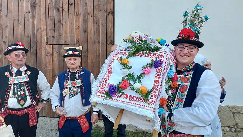 Krojovaná chasa na Svatováclavských hodech v Kostelci.