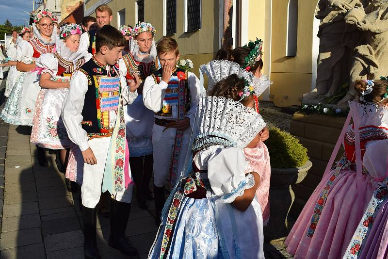 Zlatá sobota je vyvrcholením poutního roku. Do Žarošic se sjíždí věřící z blízka i daleka.