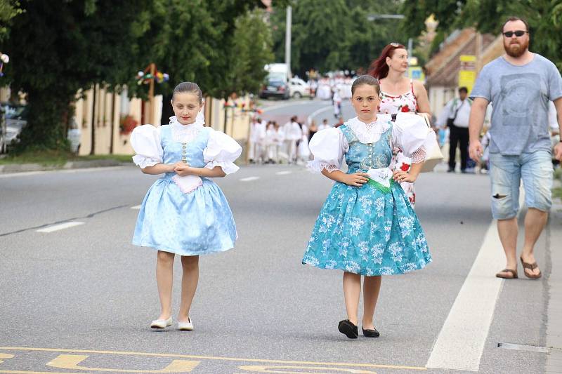 Ze slavnostního průvodu Mezinárodního folklorního festivalu ve Strážnici.