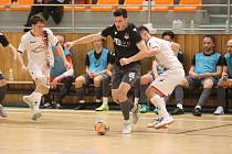 Futsalisté Hodonína (tmavé dresy) ve svátečním druholigovém šlágru remizovali s Uherským Hradištěm 5:5.