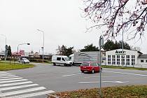 Hodonínská křižovatka ulic Velkomoravská a bratří Čapků. Čtvrtek 13. listopadu.