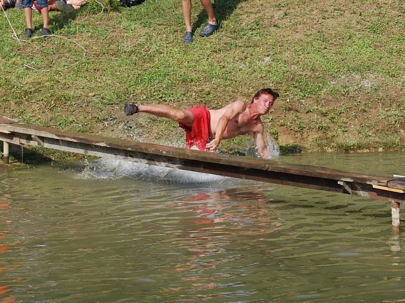 Většina účastníků hlavní soutěže Kostelecké lávky 2012 padala do vody už po pár metrech.