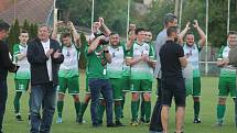 Finále okresního poháru vyhráli fotbalisté rezervy Dubňan (v zelených dresech), kteří porazili Hovorany 2:0.