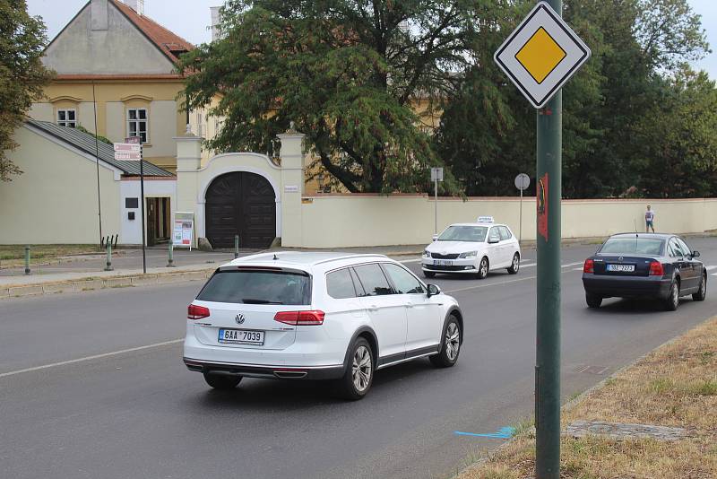 Průtah Hodonína ve směru na Slovensko čekají nákladné opravy.