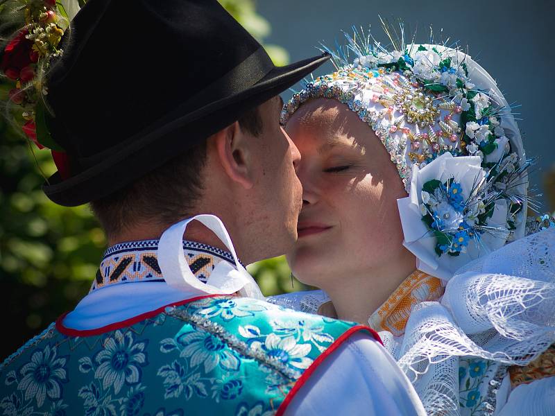 Pořad Já sa budu vydávati, který byl součástí Mezinárodního folklorního festivalu ve Strážnici. Soubory jej sehrály v areálu skanzenu.